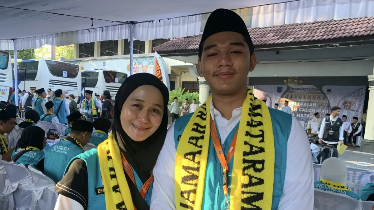 MENUNAIKAN IBADAH: Lalu Fasya Abiyyu Ramdhani (kanan) mendampingi ibunya untuk berangkat haji tahun ini. (CHIA/LOMBOK POST)