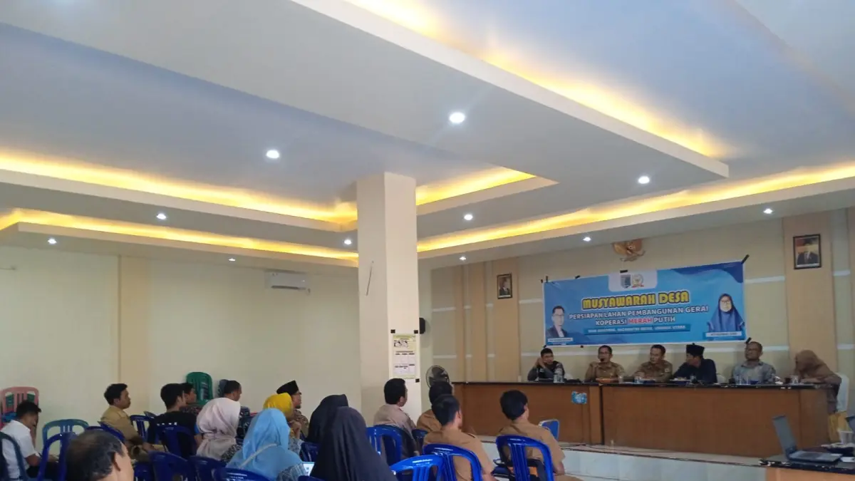 MUSYAWARAH: Suasana pertemuan di Kantor Desa Sukadana, beberapa waktu lalu. Dalam pertemuan tersebut muncul usulan lokasi Kampung Nelayan Merah Putih. (IST/LOMBOK POST)