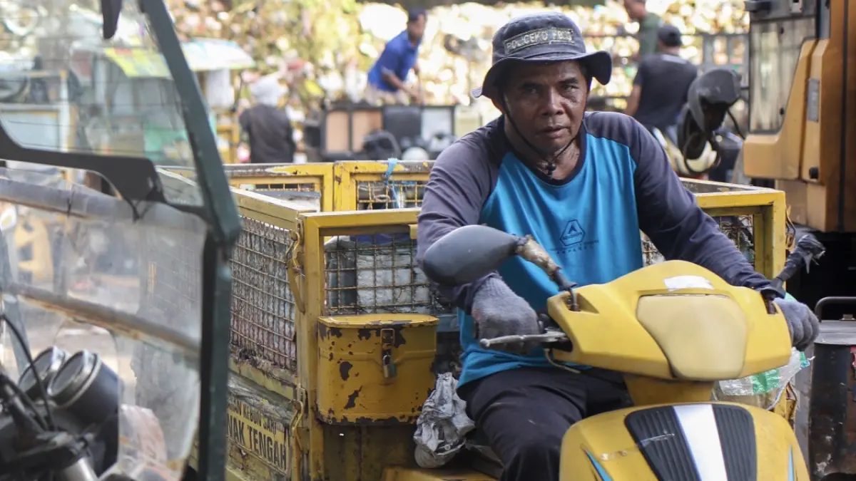NAIK HARGA: Petugas roda tiga pengangkut sampah lingkungan yang membuang sampah di TPS beberapa waktu lalu. (DOK. LOMBOK POST)