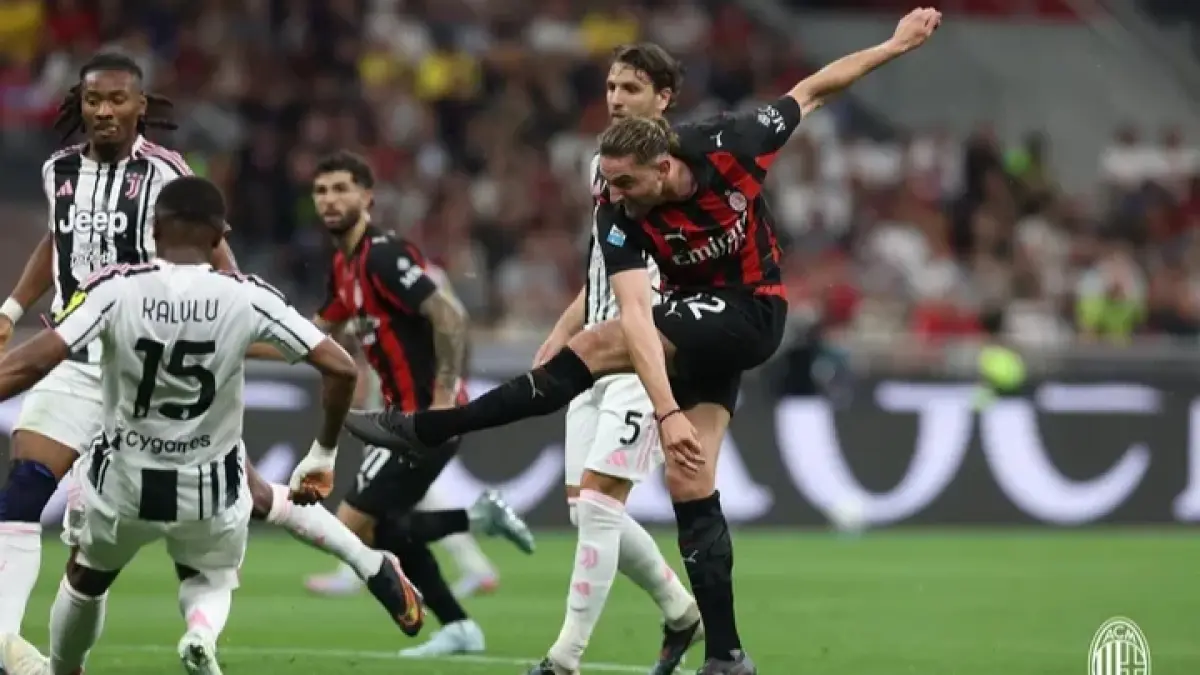 Pemain AC Milan dan Juventus berjibaku memperebutkan bola dalam laga yang berkesudahan 0-0. (Istimewa) l