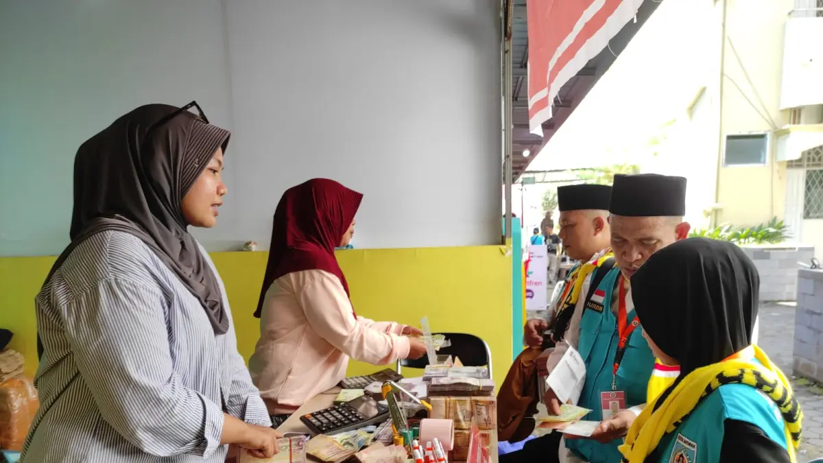 PENUKARAN UANG ASING: Para jemaah calon haji (JCH) yang melakukan penukaran uang riyal di booth penukaran yang ada di Asrama Haji Embarkasi Lombok, Minggu (26/4). (FERIAL/LOMBOK POST)
