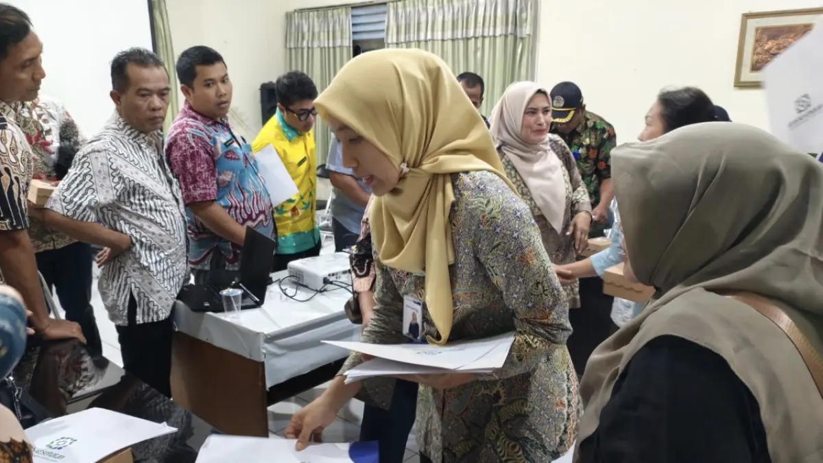 penyerahan dokumen hasil pendataan serta pembahasan percepatan reaktivasi peserta nonaktif, guna memastikan warga kurang mampu tetap memperoleh akses layanan kesehatan secara tepat sasaran. (DOK. DINSOS)