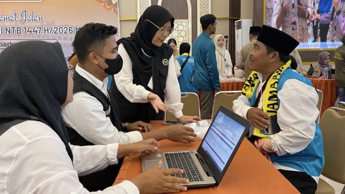 Petugas kesehatan dari Dinas Kesehatan Kota Mataram melakukan verifikasi administrasi serta pemeriksaan kesehatan tahap akhir bagi jemaah calon haji di Asrama Haji Embarkasi Lombok. (ZAD/LOMBOK POST)