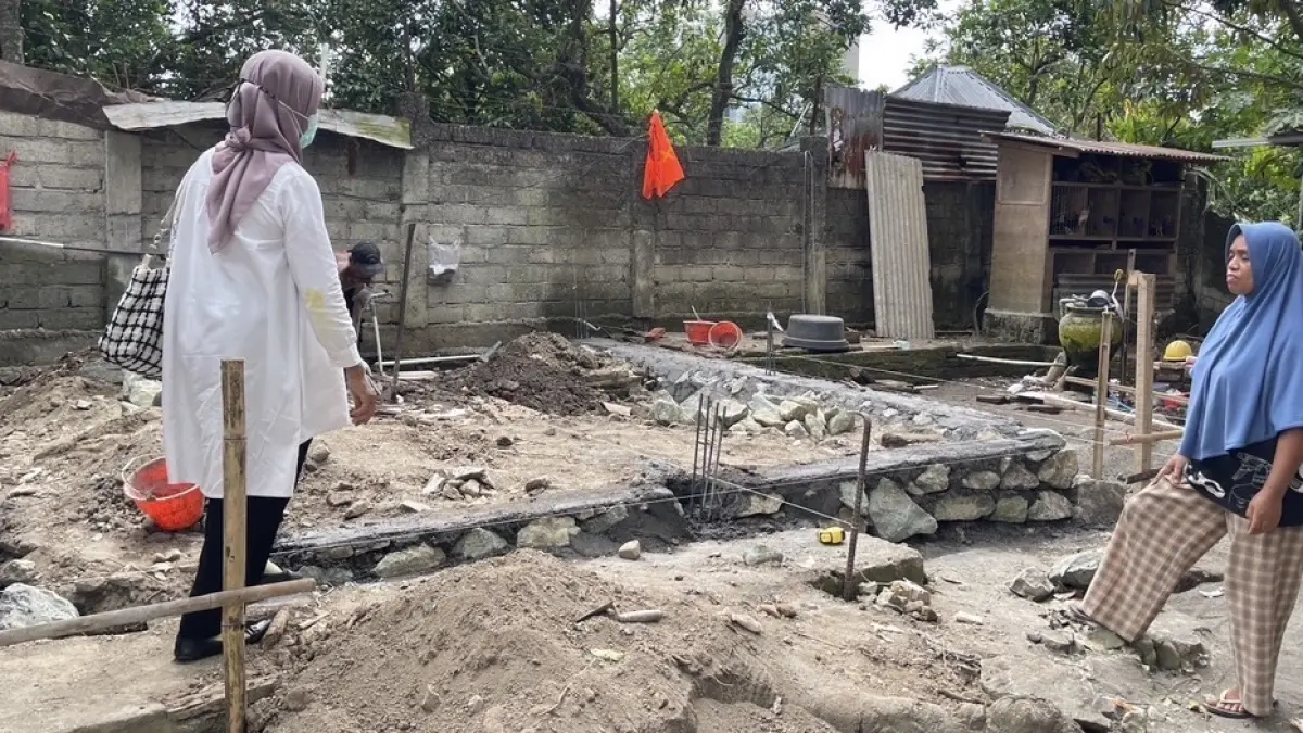 Proses perbaikan rumah tidak layak huni (RTLH) mulai dilaksanakan di Kota Mataram, ditandai dengan pekerjaan pondasi dan pembenahan struktur bangunan milik warga penerima manfaat. 