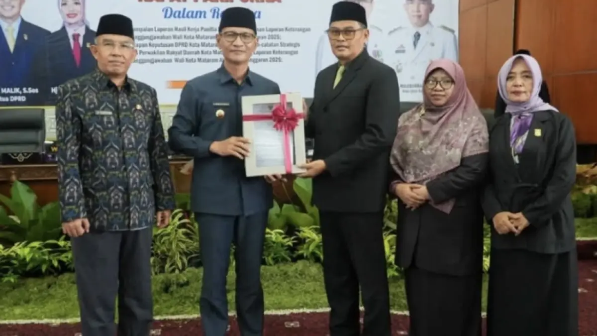 RESMI: Penyerahan dokumen Laporan Keterangan Pertanggungjawaban (LKPJ) Wali Kota Mataram Tahun Anggaran 2025 berlangsung dalam Rapat Paripurna DPRD Kota Mataram, Jumat (24/4). 