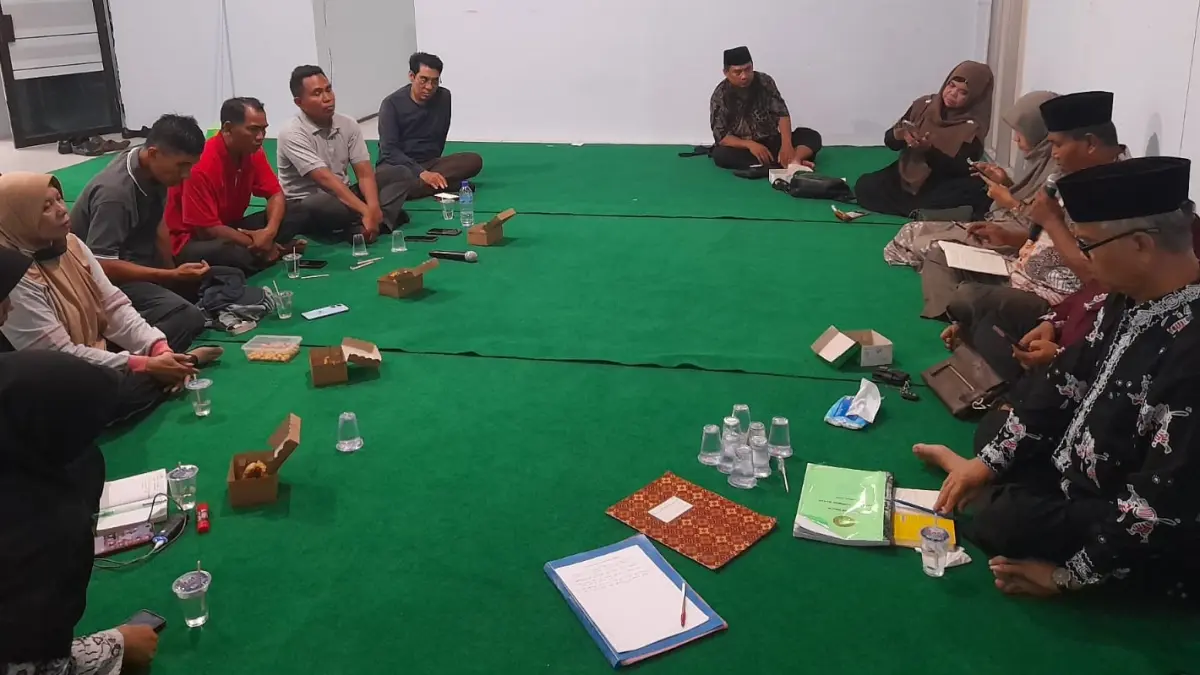SAMPAIKAN ASPIRASI: Belasan guru PPPK Penuh Waktu mendatangi Sekretariat PGRI Lobar, Sabtu lalu (25/4). Mereka menyuarakan aspirasi terkait perpanjangan SK yang dinilai perlu diperjelas hingga lima tahun.

