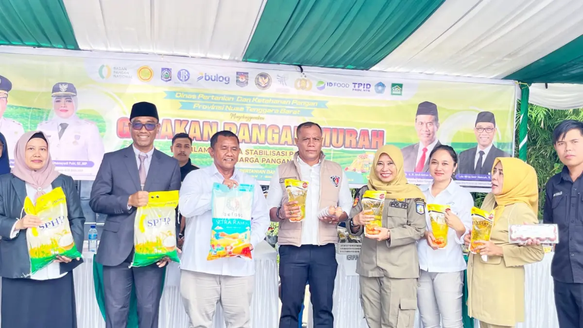 Sejumlah Kepala Dinas di Lingkup Pemprov NTB tampak hadir memeriahkan bazar murah Satpol PP NTB Senin (26/4/2026).