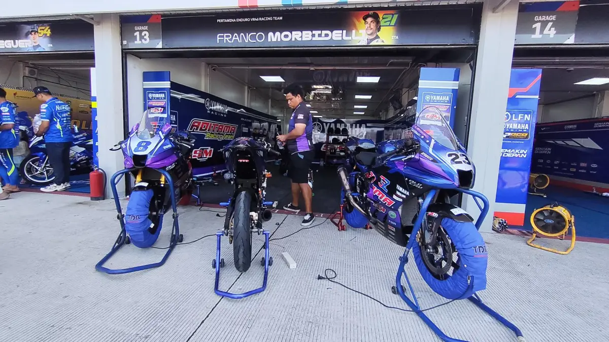 Sejumlah motor balap siap dipamerkan kepada penonton dalam sesi pit walk Mandalika Racing Series 2026 Round 1 di Sirkuit Internasional Mandalika, Minggu (26/4). (Dewi/Lombok Post) 