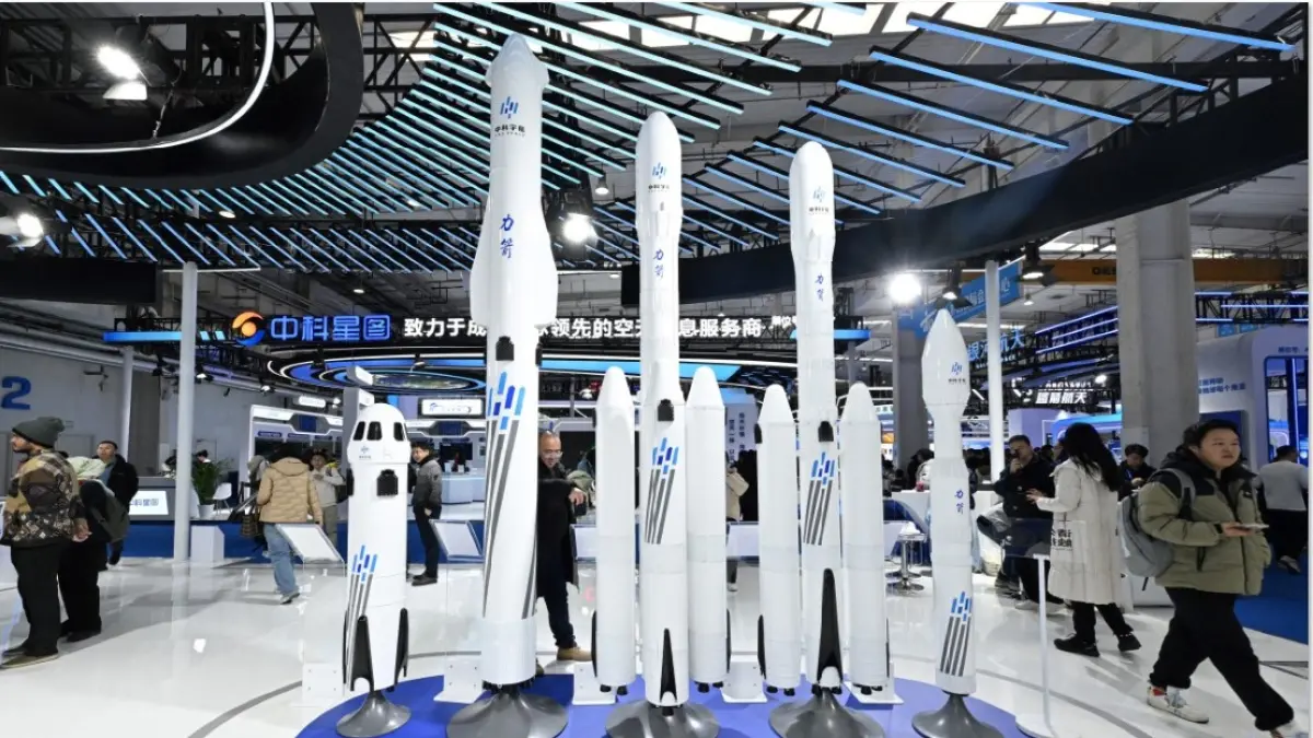 SIAP MENGUDARA: Orang-orang mengunjungi Pameran Antariksa Komersial Internasional Beijing 2026. (Adek BERRY / AFP)