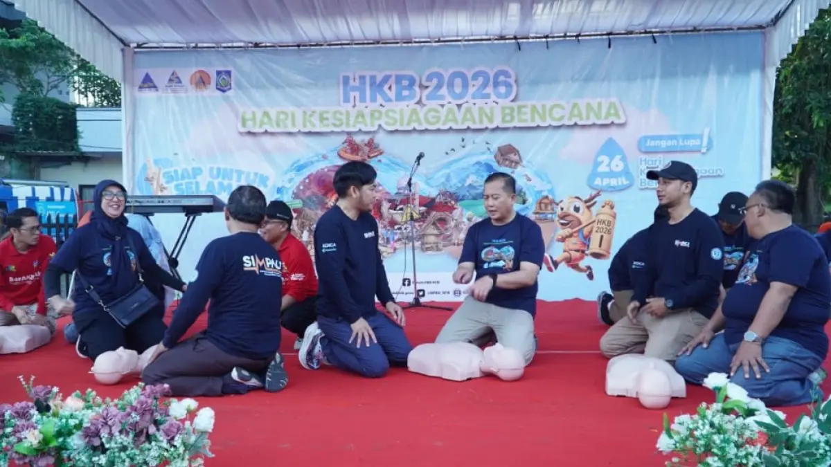 SIMULASI: Gubernur NTB Lalu Muhamad Iqbal melakukan simulasi penyelamatan kebencanaan pada kegiatan memperingati HKB di kawasan Car Free Day Jalan Udayana, Kota Mataram, Ahad (26/4). (DISKOMINFOTIK NTB/LOMBOK POST)