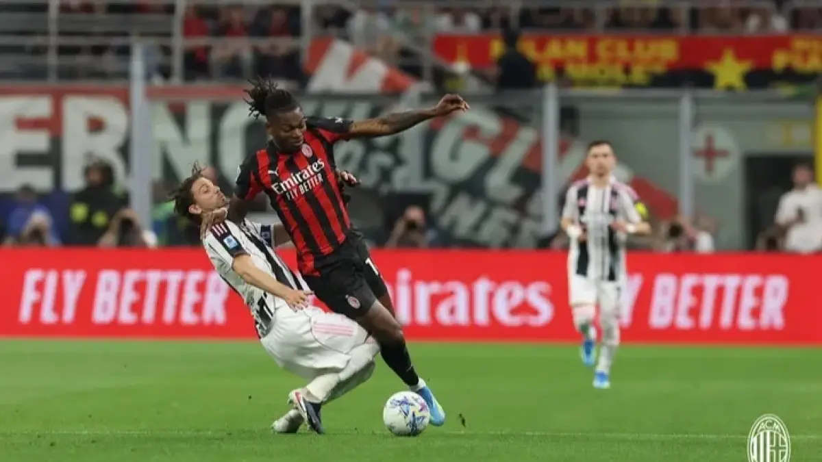 Striker AC Milan Rafael Leao berusaha melewati hadangan pemain Juventus. (Istimewa) 