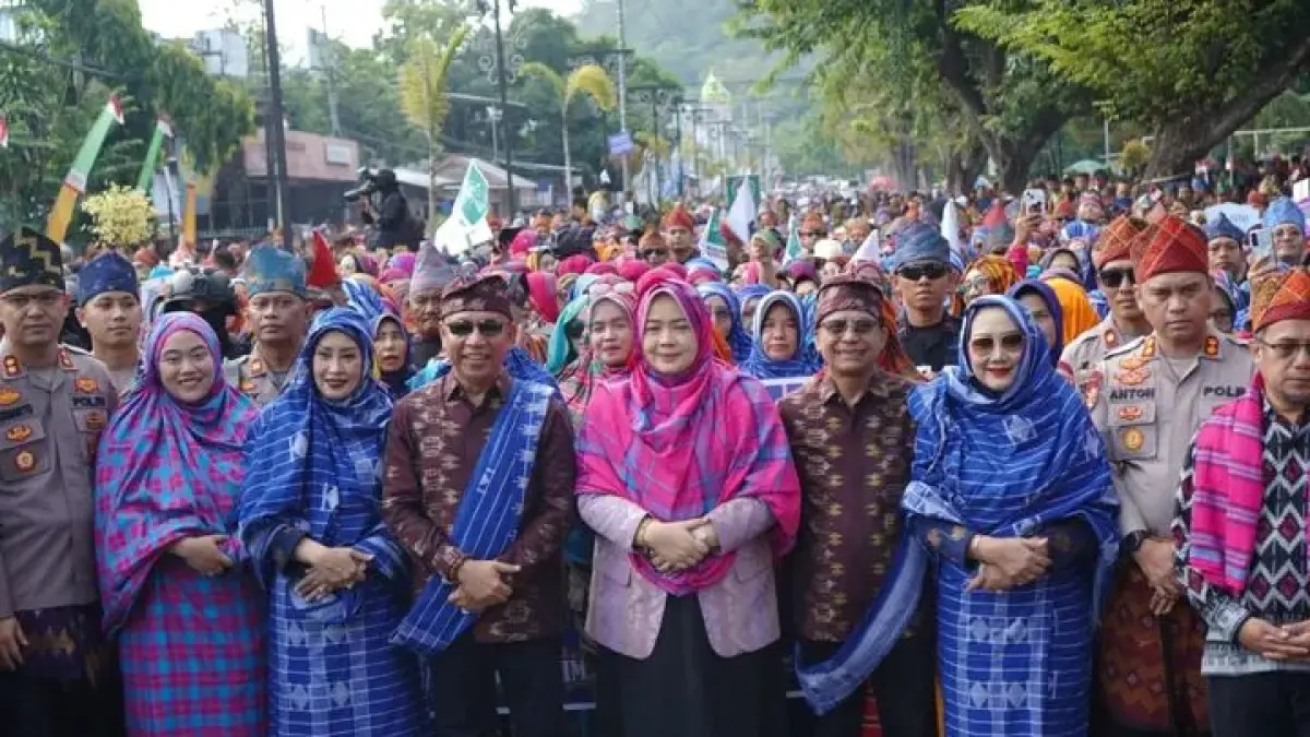 TUMPAH RUAH: Wagub NTB Indah Dhamayanti Putri (tengah), Wali Kota Bima HA Rahman dan Wakil Wali Kota Feri Sofiyan ikut memeriahkan pawai Rimpu, Sabtu (25/4). (Diskominfotik Kota Bima For Lombok Post)