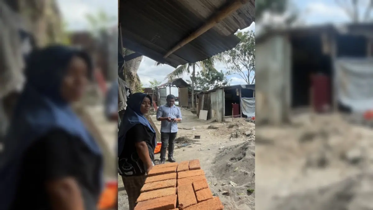 TURUN LAPANGAN: Abd Rachman meninjau rumah keluarga Sanisah yang mendapat bantuan renovasi Rumah Tidak Layak Huni. (ZAD/LOMBOK POST)