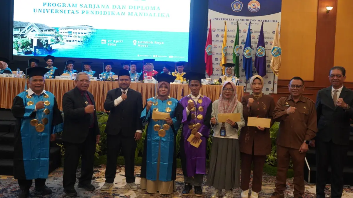 FOTO BERSAMA: Ketua YPIM Lalu Rusmiady, Rektor Undikma Prof Basuki Widodo, Kepala LLDIKTI Wilayah VIII I Gusti Lanang Bagus Eratodi, dan tamu undangan lainnya foto bersama Prof. Dr. Citra Ayu Dew yang dikukuhkan sebagai guru besar di bidang Pendidikan Kimia pada acara wisuda di Hotel Lombok Raya, Senin (27/4).