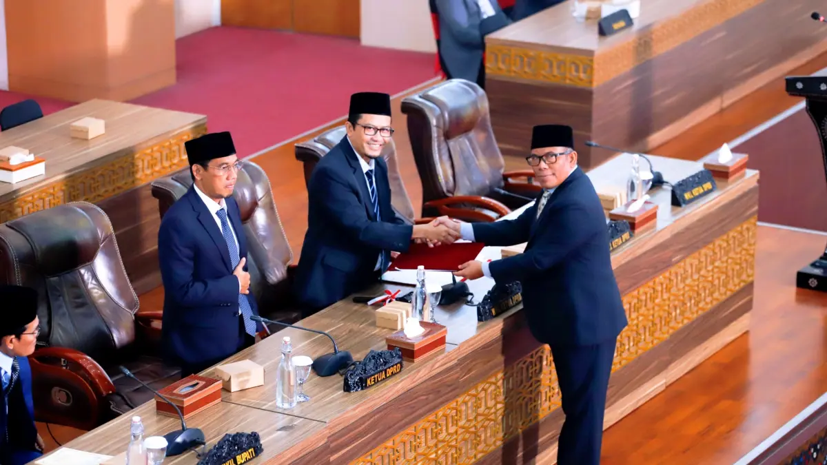 Ahkam selaku Juru Bicara Pansus II DPRD Loteng sampaikan hasil pembahasan Ranperda tentang perubahan kedua atas perda nomor 6 tahun 2016 tentang pembentukan dan susuna perangkat daerah pada pimpinan sidang, Senin (27/4). (Dewi/Lombok Post) 
