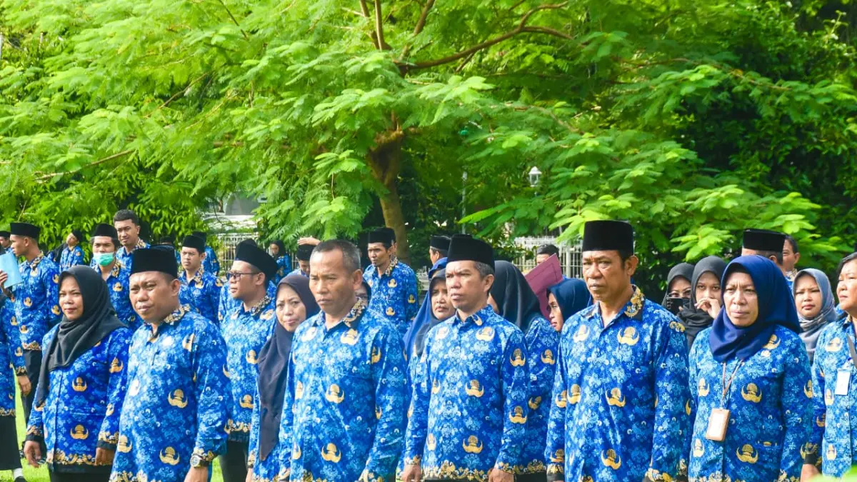 ASN lingkup Pemprov NTB saat mengikuti upacara peringatan Hari Otonomi Daerah Ke-30, di halaman Bumi Gora kantor Gubernur NTB, Senin (27/4). (DISKOMINFOTIK NTB FOR LOMBOK POST)