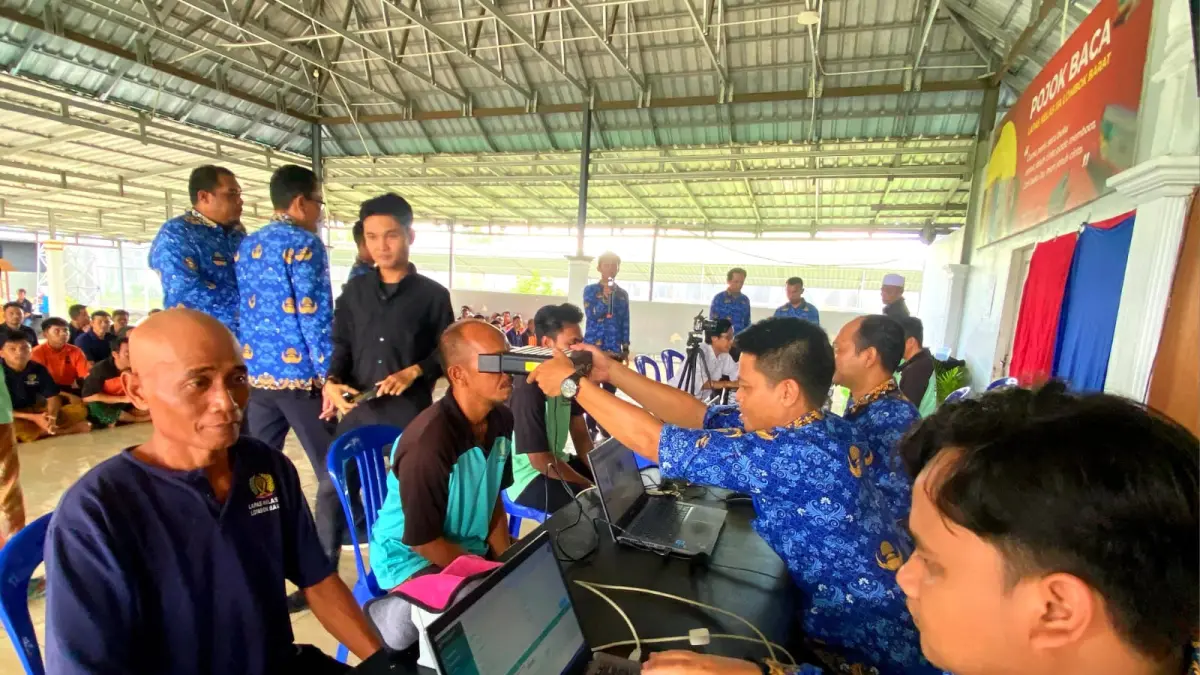 BERI PELAYANAN MAKSIMAL: Tim dari Dinas Dukcapil Lombok Barat saat memberikan pelayanan kepada warga binaan Lapas Kelas IIA Lobar, Senin (27/4). (Toni/Lombok Post)