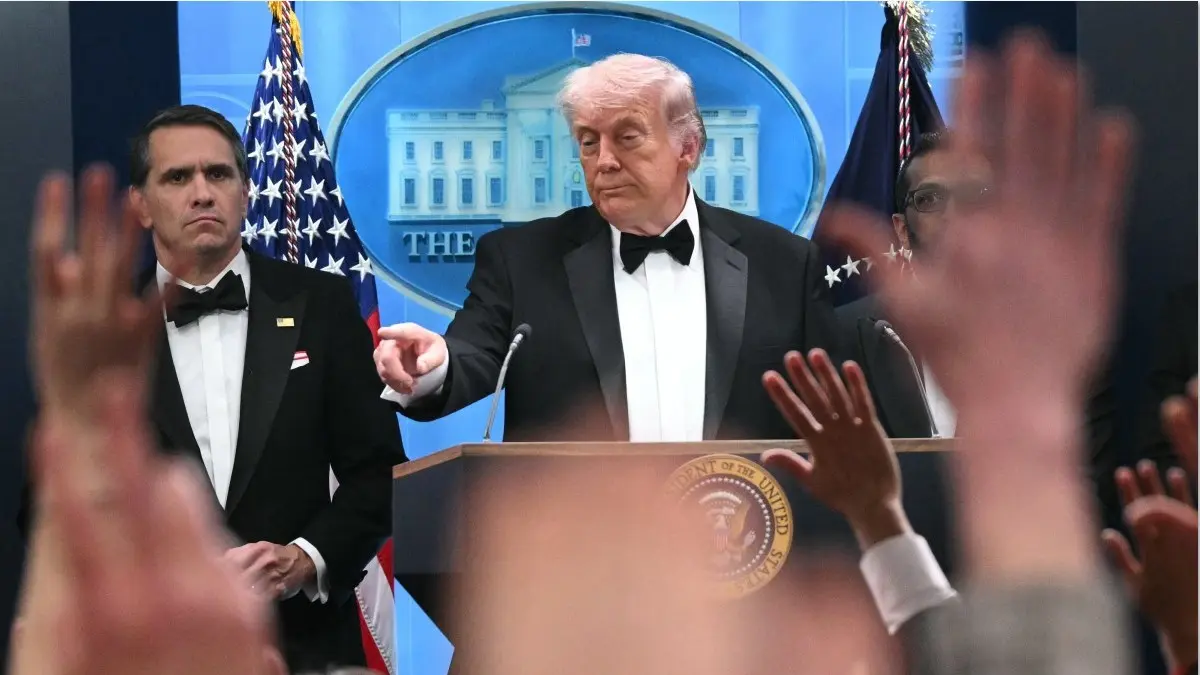 BERI PENJELASAN: Presiden AS Donald Trump mendengarkan Direktur FBI Kash Patel (kiri) berbicara selama konferensi pers di Ruang Briefing Brady di Gedung Putih di Washington, DC, setelah penembakan. (AFP)