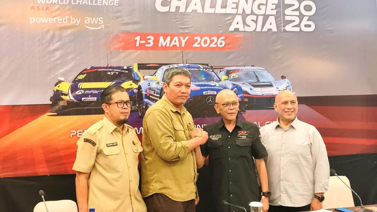 Direktur Utama MGPA Priandhi Satria (dua kanan) berfoto bersama Kepala Dinas Pariwisata NTB Ahmad Nur Aulia (dua kiri) saat konferensi pers persiapan GT World Challenge Asia (GTWCA) 2026 di Hotel Santika Mataram, Selasa (28/4). (DEWI/LOMBOK POST)