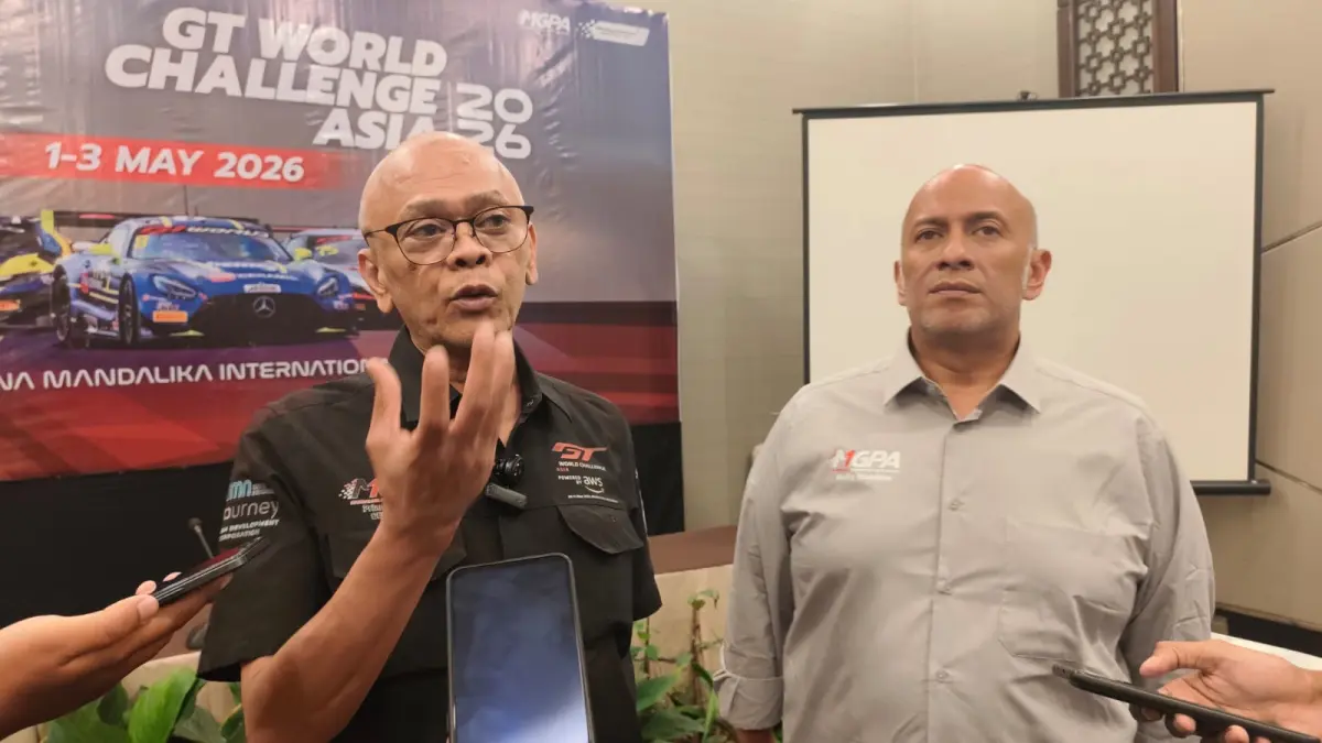 Direktur Utama MGPA Priandhi Satria (kiri) saat memberikan keterangan pada wartawan. (DEWI/LOMBOK POST)