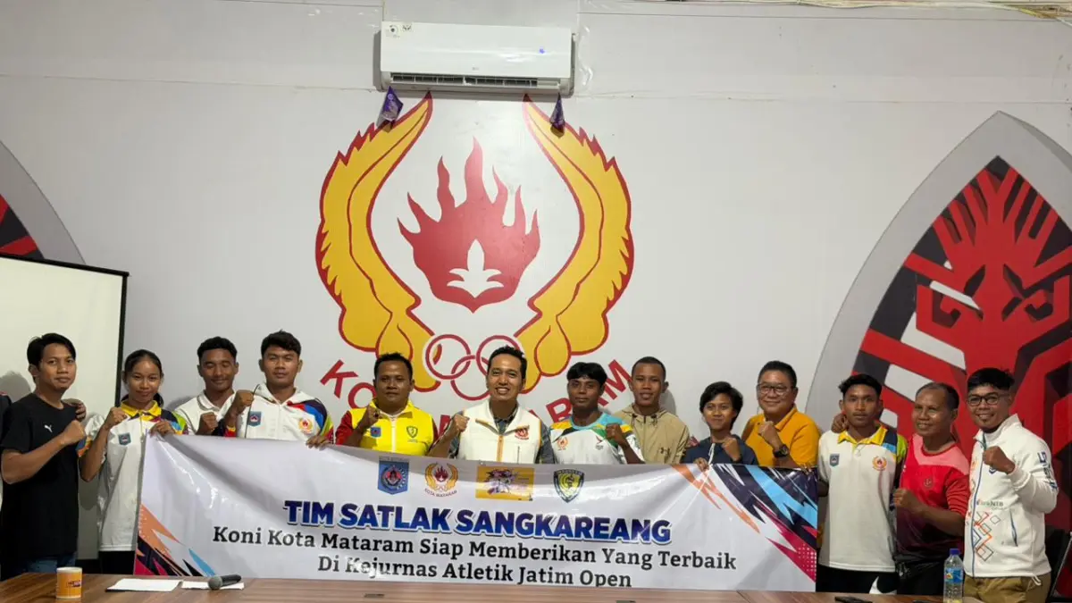 Ketua KONI Mataram Firadz Pariska melepas atlet atletik Mataram untuk mengikuti Jatim Open 2026. (IST/LOMBOK POST)