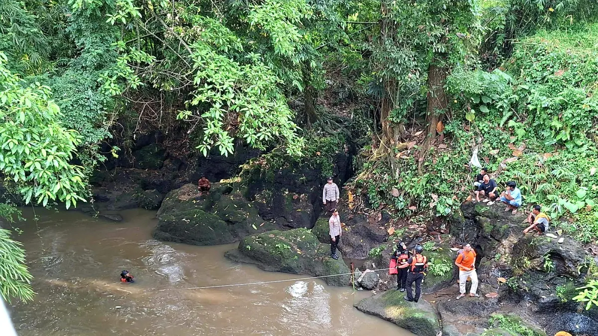 LAKUKAN PENCARIAN: Tim SAR gabungan melakukan penyisiran di aliran sungai kawasan Perumahan Griya Menang Asri, Desa Kuripan, Lombok Barat, Selasa (28/4), dalam upaya mencari remaja yang hanyut terbawa arus.