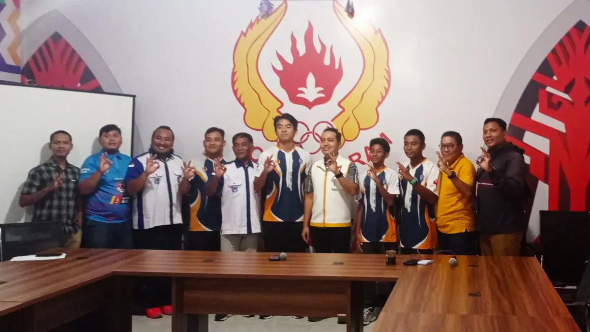 LEPAS: Ketua KONI Mataram Firadz Pariska bersama tiga atlet finswimming usai dilepas mengikuti kejuaraan finswimming, Senin (27/4). (PUJO/LOMBOK POST)