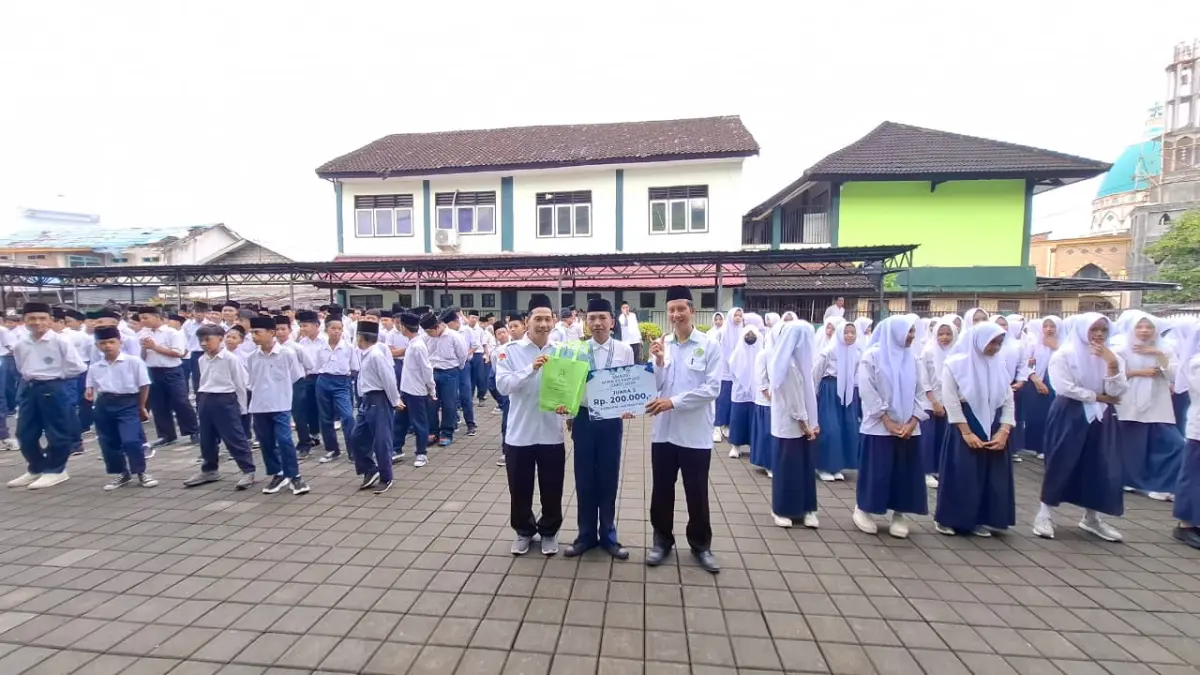 MEMBANGGAKAN: Kepala MTsN 2 Lobar Abdul Azis Faradi didampingi Pelatih Olimpiade Lobar Ibnu MajjaH memberikan reward kepada siswa yang meraih prestasi pada ajang SMARSI di madrasah setempat, Senin (27/4).

