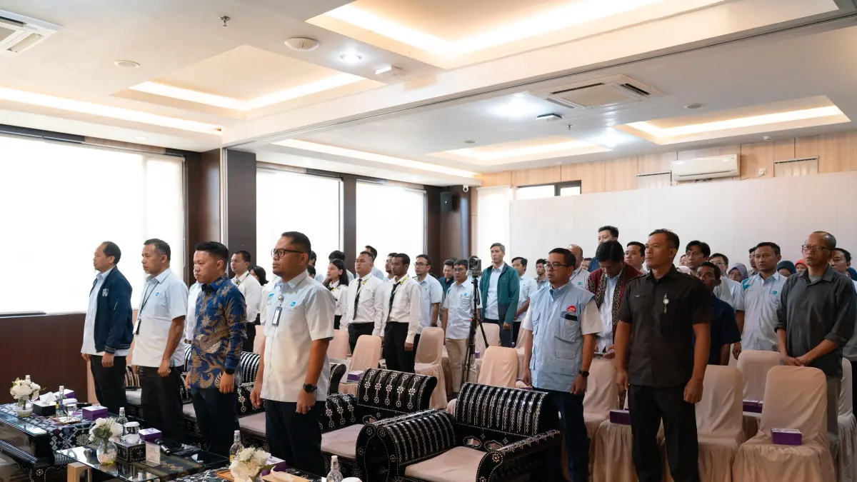 Para pegawai dan tenaga alih daya PLN UIP Nusra mengikuti acara sosialisasi Sistem Manajemen Anti Penyuapan dan Sistem Manajemen Kepatuhan  Selasa (28/4).