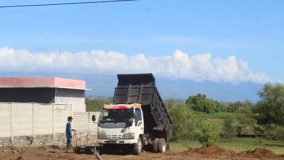Para pekerja sedang menimbun lahan gerai KDKMP di Desa Mbuju, Kecamatan Kilo, Dompu, beberapa hari lalu.