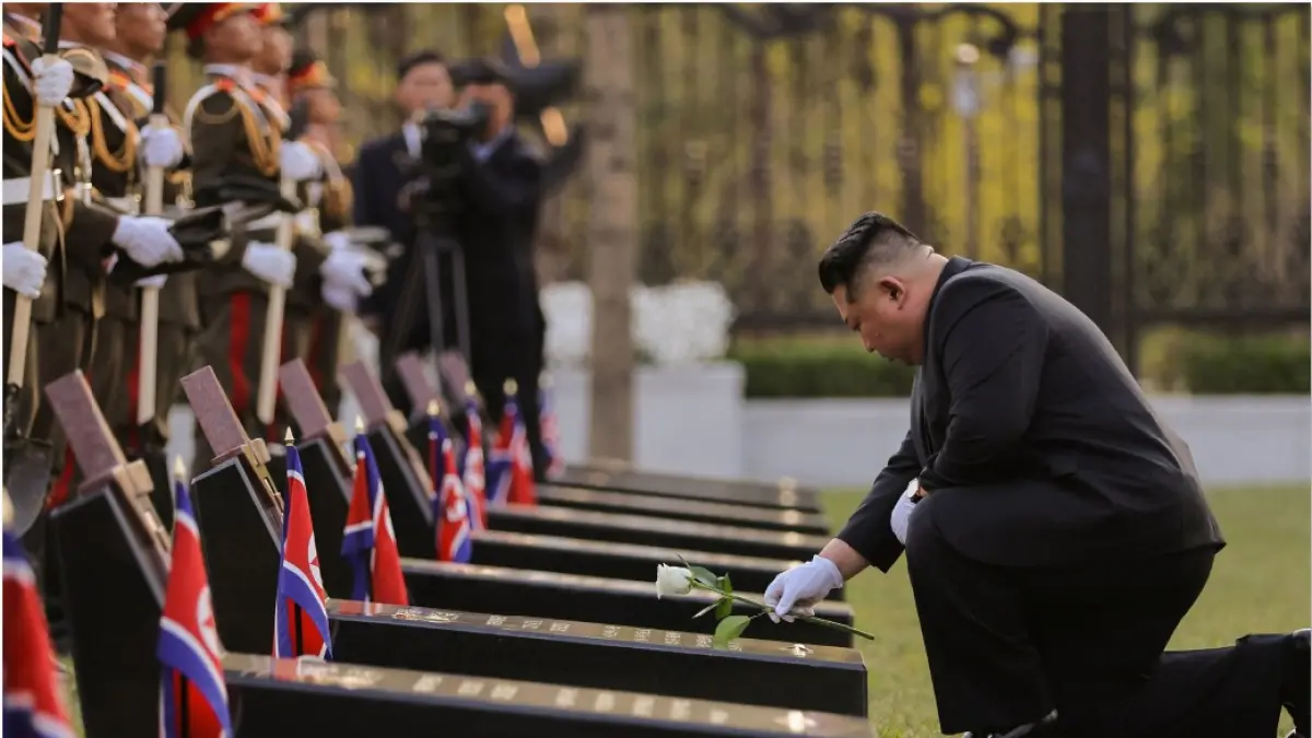 PENGHORMATAN: Kim Jong Un di kuburan tentara Korea Utara yang tewas saat bertempur bersama Rusia dalam perang melawan Ukraina. (STR/KCNA VIA KNS/AFP)