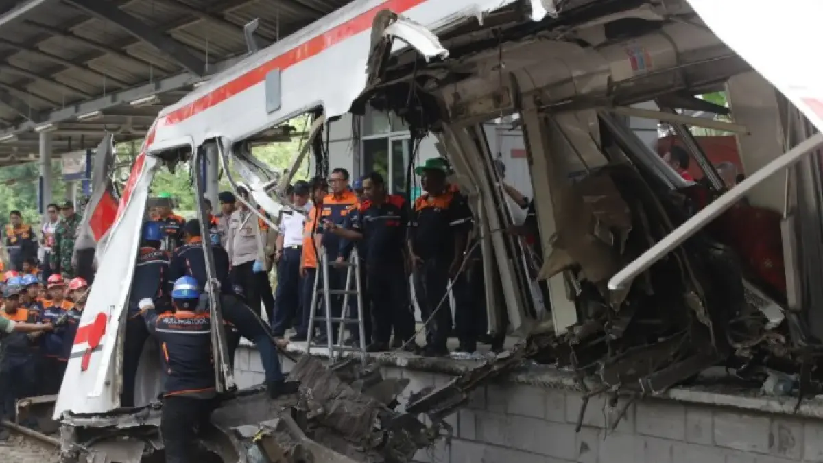 Petugas mengevakuasi gerbong KRL Commuterline yang tabrakan dengan KA Argo Bromo Anggrek di Stasiun Bekasi Timur, Bekasi, Jawa Barat, Selasa (28/4/2026). (Dery Ridwansah/ JawaPos.com)