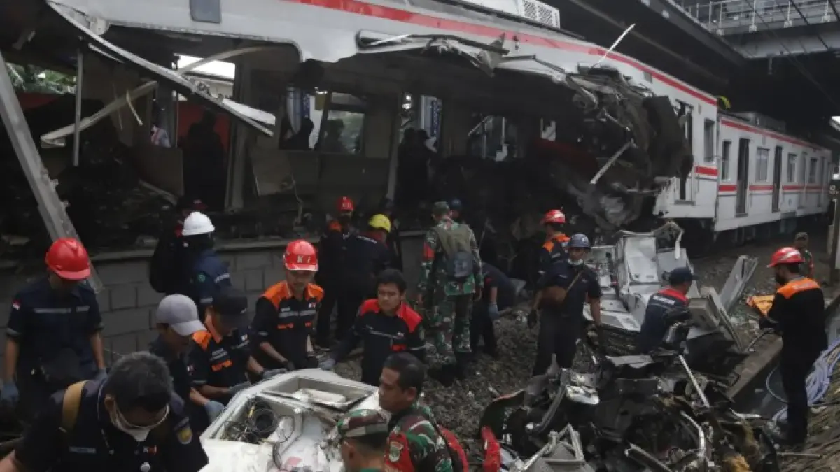Petugas mengevakuasi gerbong KRL Commuterline yang tabrakan dengan KA Argo Bromo Anggrek di Stasiun Bekasi Timur, Bekasi, Jawa Barat, Selasa (28/4/2026). (Dery Ridwansah/ JawaPos.com)