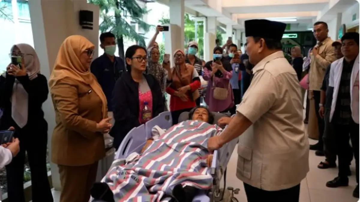 Presiden Republik Indonesia Prabowo Subianto menjenguk para korban kecelakaan kereta api di RSUD Bekasi, Selasa (28/4). (IST)