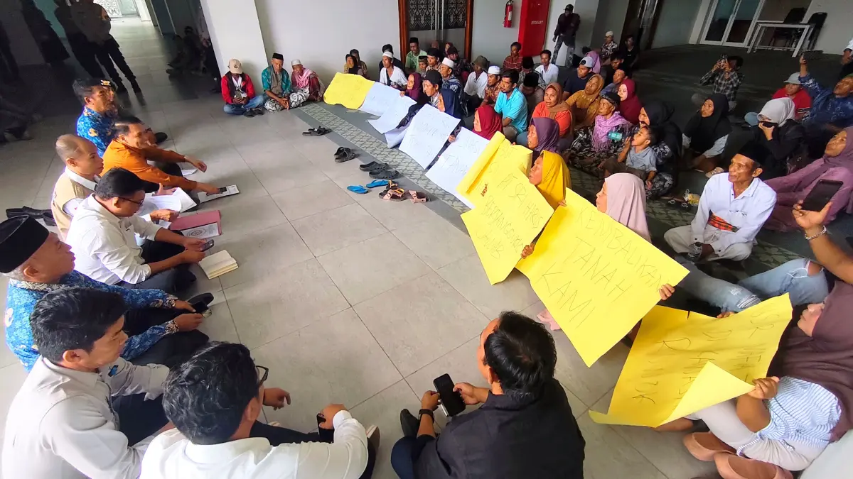 Puluhan warga Rowok, Praya Barat hearing ke kantor bupati mendesak bupati bentuk tim pencari fakta terkait sengketa lahan di kawasan PT Sinar Rowok Indah, Senin (27/4). (Dewi/Lombok Post) 
