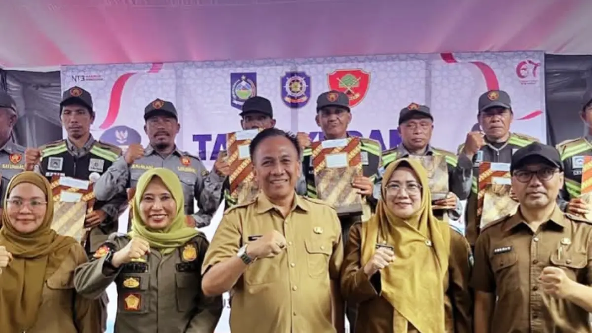 Acara tasyukuran Satpol PP NTB dihadiri oleh sejumlah tokoh penting, diantaranya Asisten I Setda NTB H. Fathul Gani.