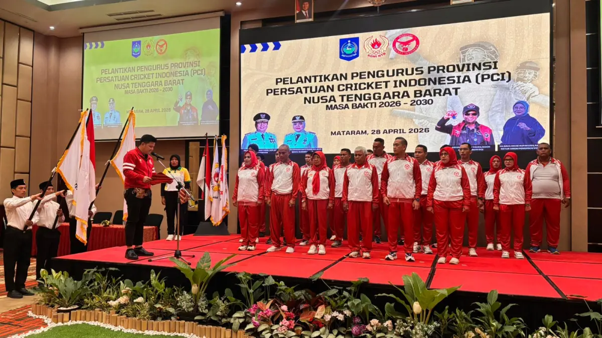 Sekjen PP PCI Albert W. Aridan melantik pengurus PCI NTB dibawah kepemimpinan Baiq Isvie Rupaeda. (IST/LOMBOK POST)