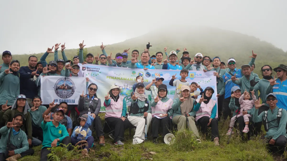 TANAM POHON: PT PLN Nusantara Power UP Sambelia saat melakukan penanaman pohon di Pos II Gunung Rinjani bersama BTNGR.&nbsp;
