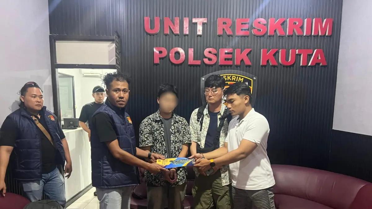 WNA Korea Selatan terduga pelaku pemerkosaan berinisial WK (tengah) saat diamankan di Polsek Kuta, Polresta Denpasar. (Istimewa) 