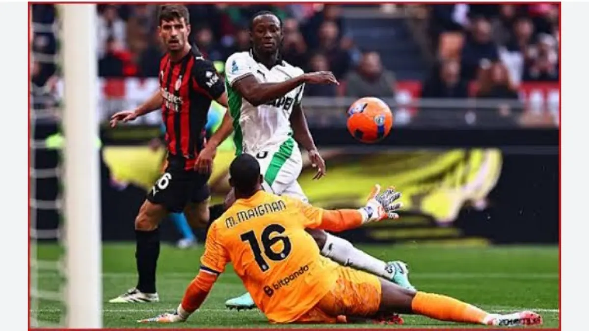Aksi Ismael Kone, gelandang Sassuolo saat menghadapi AC Milan, kini sang pemain diincar Rossoneri. (Istimewa) 