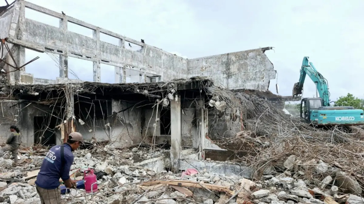 Alat berat diturunkan untuk membongkar kantor lama DPRD NTB yang rusak karena dibakar demonstran pada Agustus 2025 lalu.