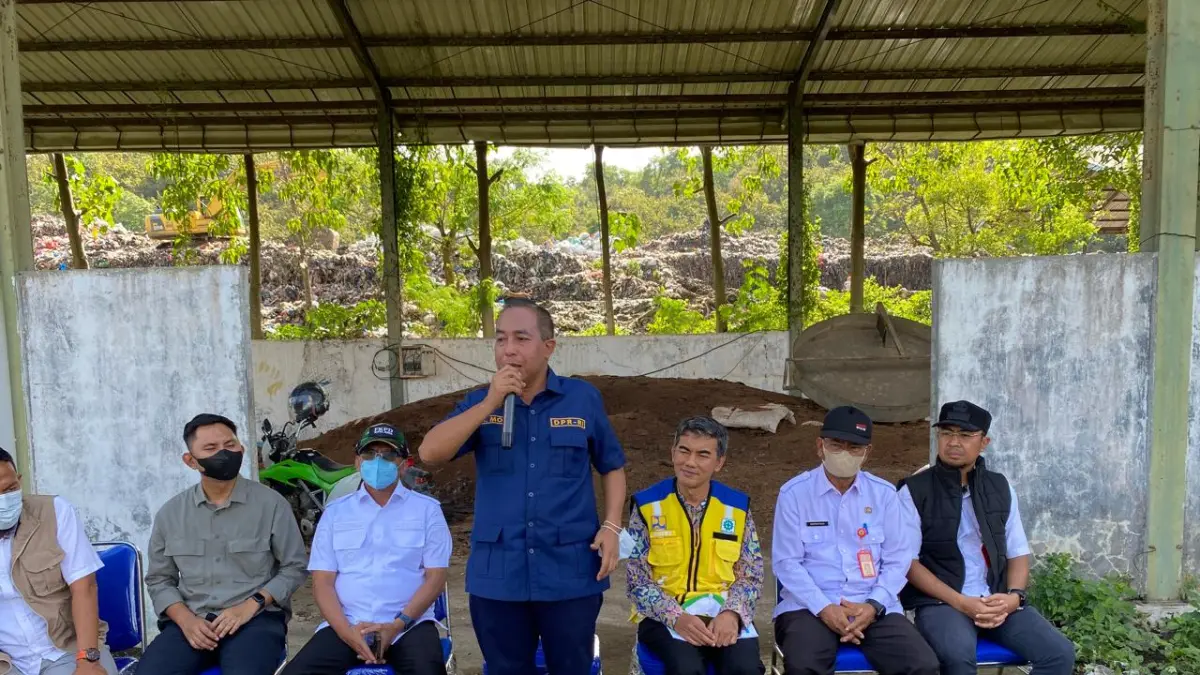 Anggota Komisi V DPR RI Mori Hanafi usai meninjau Pusat Pengolahan Sampah Terpadu atau TPA Oi Mbo, Rabu (29/4). (IST/LOMBOK POST)
