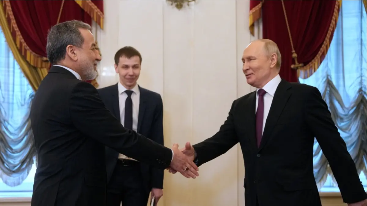 BERI DUKUNGAN: Presiden Rusia Vladimir Putin bertemu dengan Menteri Luar Negeri Iran Abbas Araghchi di Perpustakaan Kepresidenan Boris Yeltsin di Saint Petersburg, Senin (27/4). (DMITRY LOVETSKY / POOL / AFP)