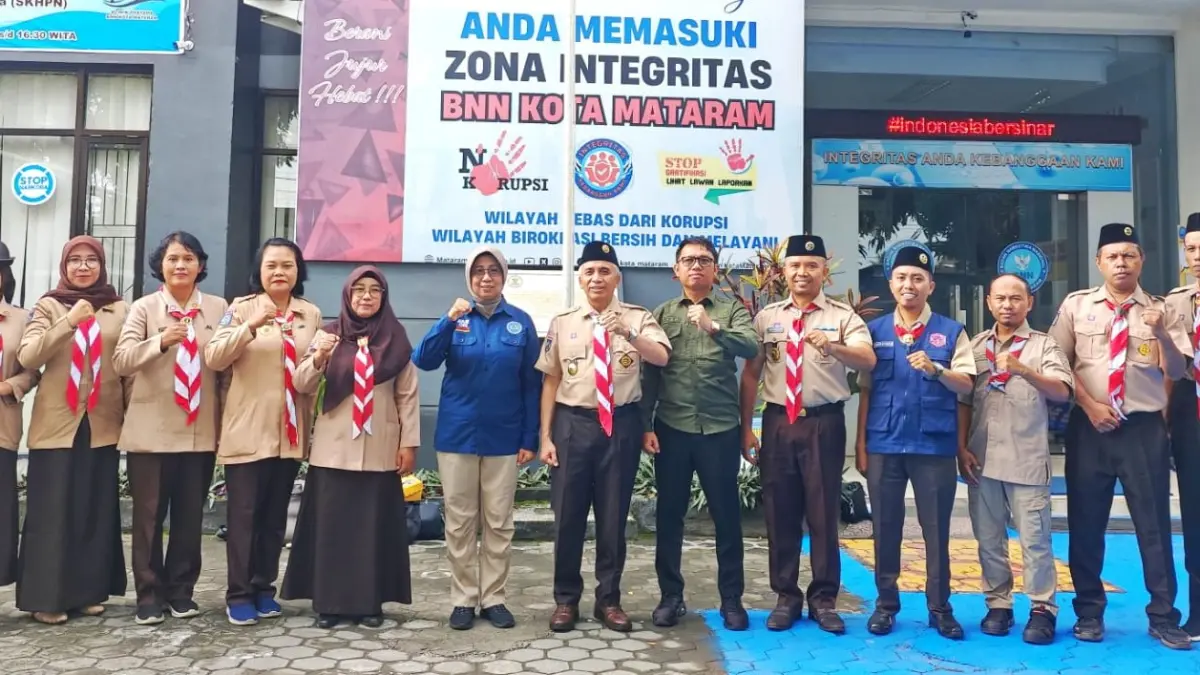 CEGAH BAHAYA NARKOBA: Kepala BNN Kota Mataram Kombes Pol Yuanita Amelia Sari bersama Kwarcab Kota Mataram foto bersama usai pembentukan Saka Pramuka Anti Narkoba di BNN Kota Mataram, pekan lalu.