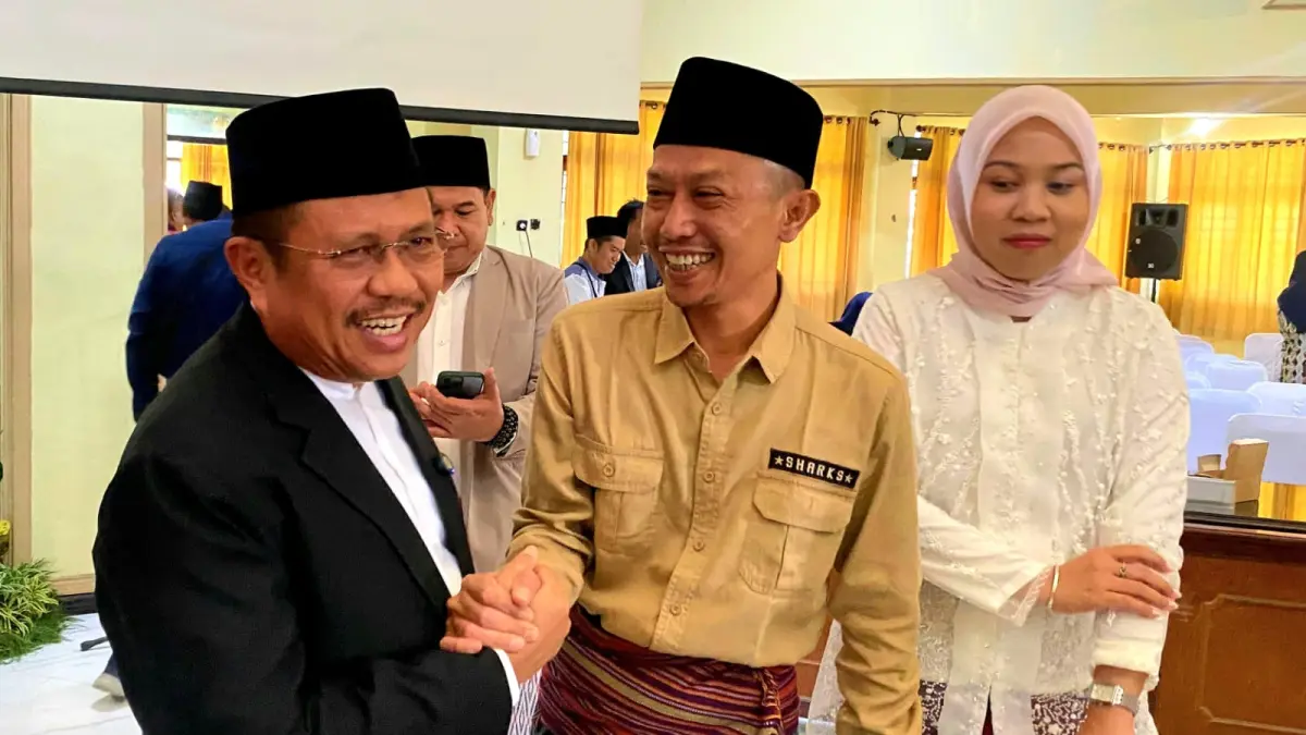 DAPAT DUKUNGAN: Romi Rahman (tengah) saat bersalaman dengan Bupati Lombok Barat Lalu Ahmad Zaini usai rapat paripurna belum lama ini.
