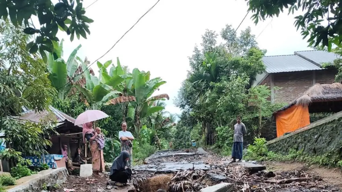 DIKELUHKAN: Beginilah kondisi jalan rusak parah di Dusun Leong Barat, Desa Tegal Maja.