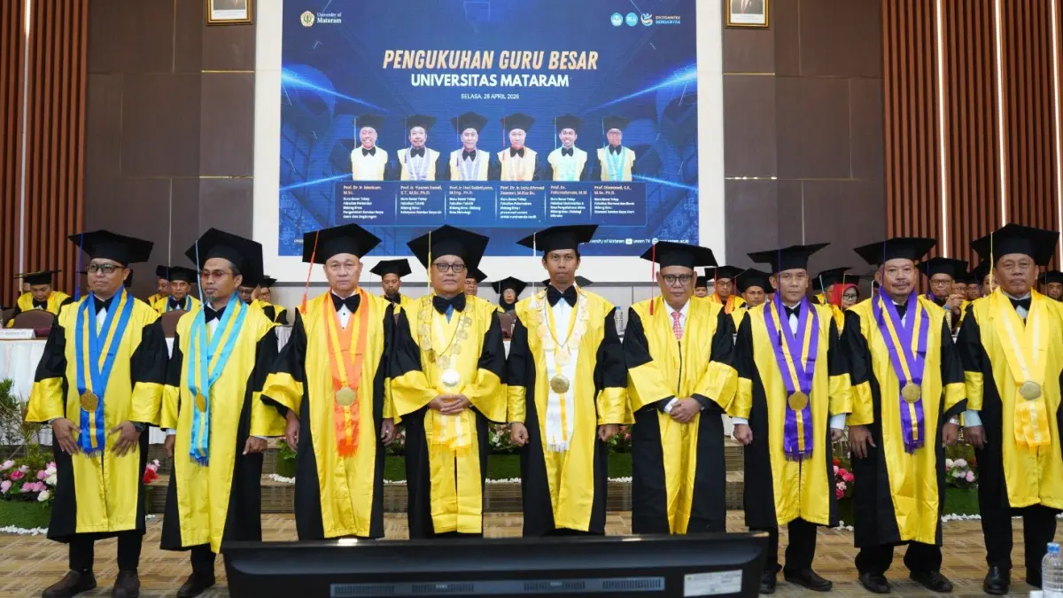 GURU BESAR: Rektor Unram Prof. Dr. Sukardi (lima dari kanan) bersama enam guru besar yang dikukuhkan di Ruang Sidang Senat, Selasa (28/4).