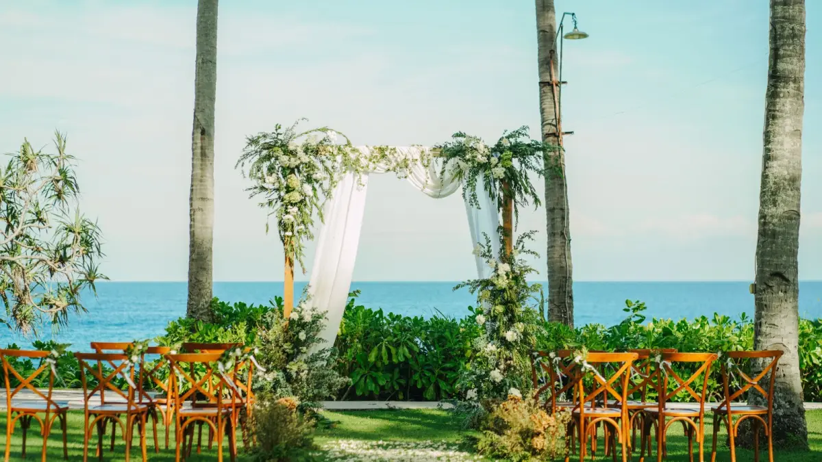 Harga momen pernikahan yang ditawarkan Holiday Resort Lombok dimulai dari IDR 55.000.000 hingga IDR 120.000.000, memberikan keleluasaan dalam menentukan skala acara tanpa mengurangi kualitas pengalaman.