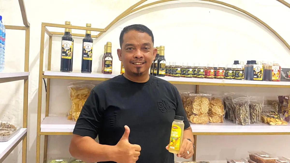 MINUMAN SEHAT: Hasan Asari menunjukkan koleksi produk minuman lemon madu hingga  madu murni miliknya, belum lama ini. (Istimewa)