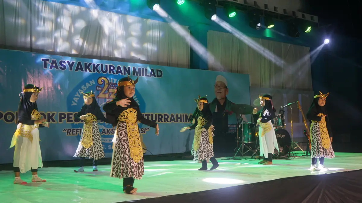 PENAMPILAN SANTRI: Santri RA Baiturrahim saat menari pada acara panggung mahakarya Santri Baiturrahim sebagai salah satu kegiatan Milad ke-23 Tahun.&nbsp;(SUPARDI/Lombok Post)

